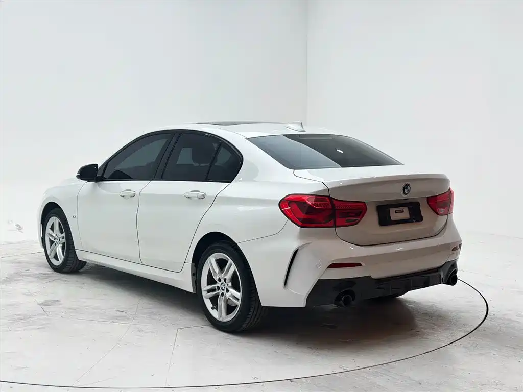 BMW 1 Series 2022 120i M Sport Shadow Edition фото 4