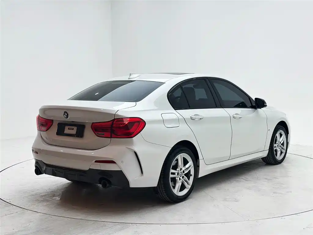 BMW 1 Series 2022 120i M Sport Shadow Edition фото 6