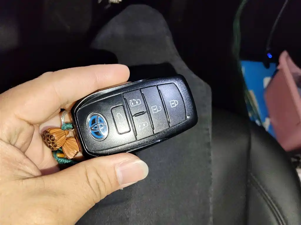 Toyota Granvia 2022 Model Year 2.5L Hybrid Flagship Edition фото 12