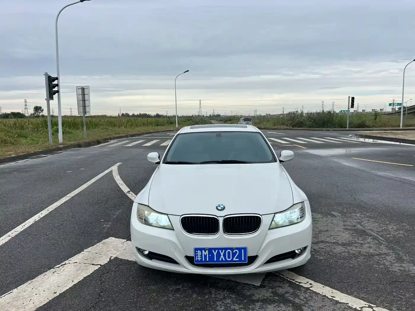 BMW 3 Series 2011 318i Leading фото 2