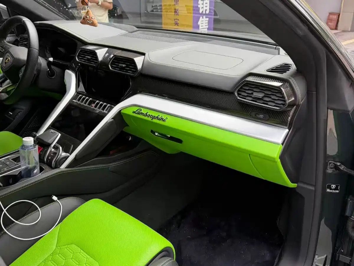 Фото 5 - Lamborghini Urus