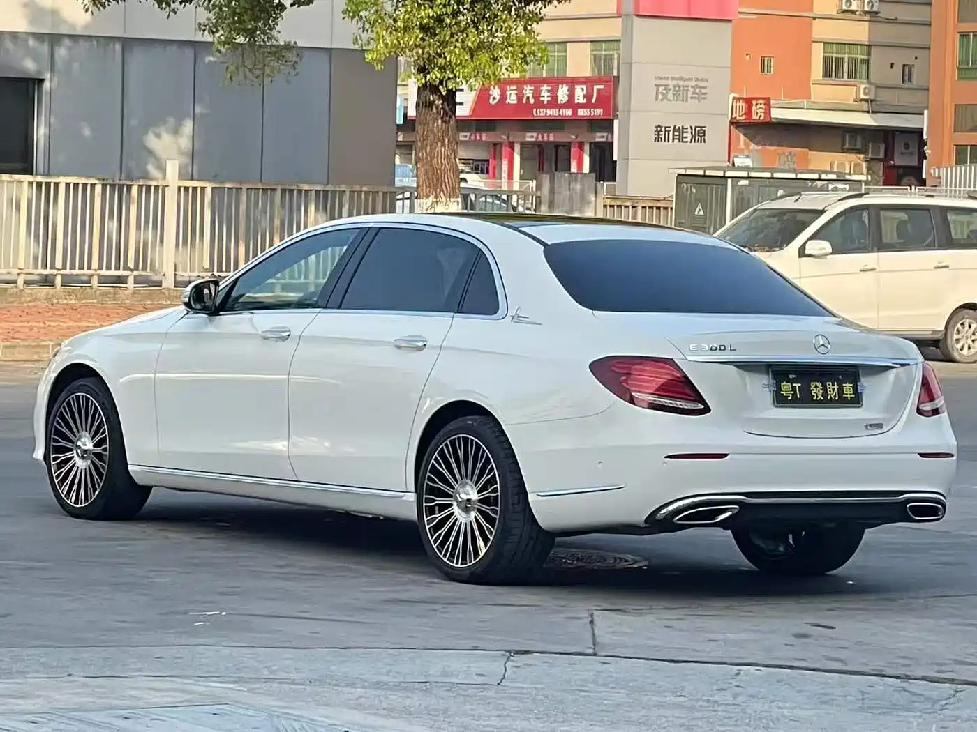 Mercedes-Benz E-Class 2017 E 300 L Luxury фото 7