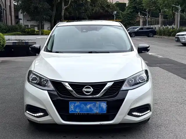 NISSAN TIIDA