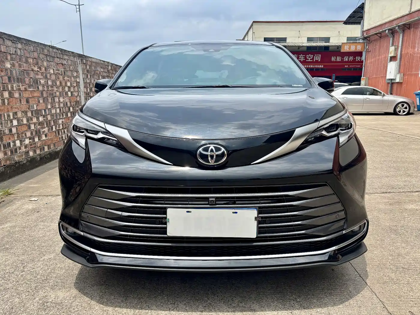 Toyota Sienna 2024 2.5L Hybrid 4WD Premium Edition фото 2