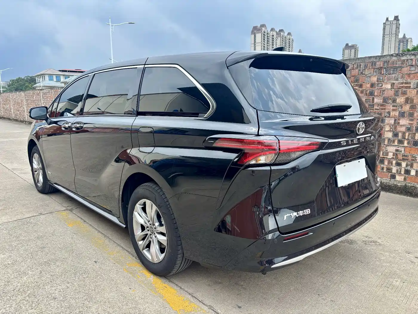 Toyota Sienna 2024 2.5L Hybrid 4WD Premium Edition фото 6