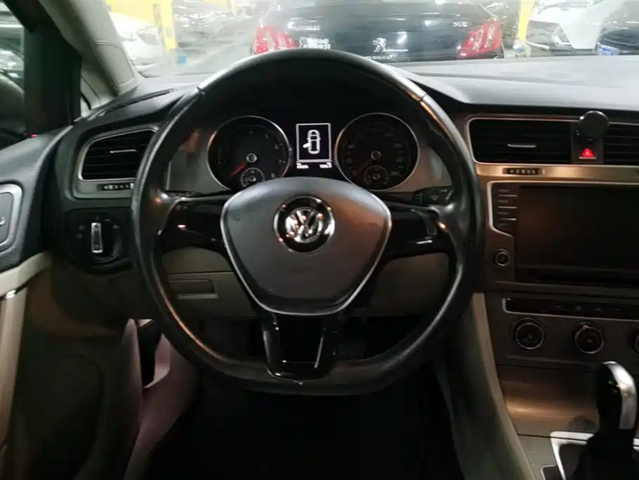 Volkswagen Golf 2014 1.6L Automatic Comfort фото 15
