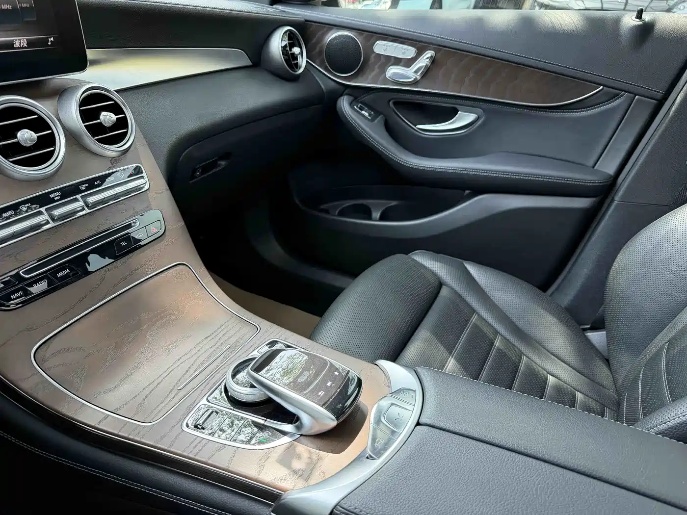 Mercedes-Benz GLC 2017 GLC 300 4MATIC Luxury фото 6
