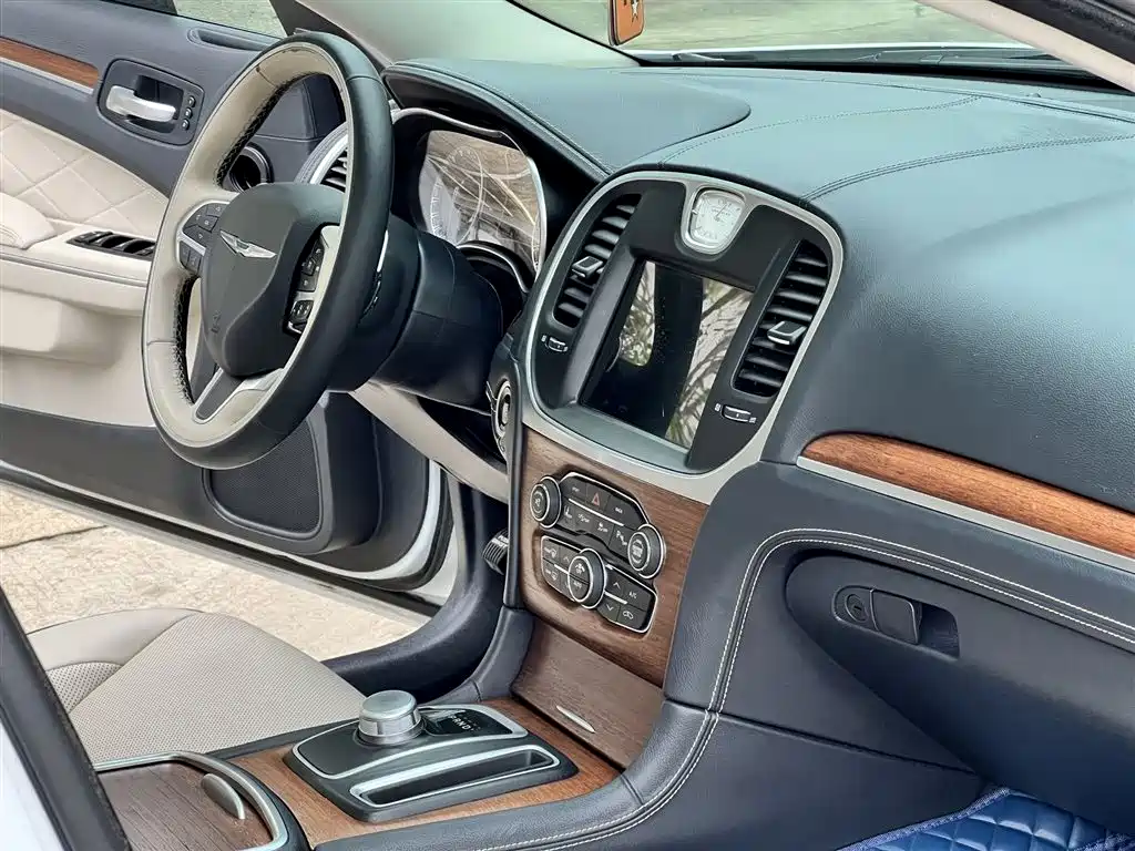 Chrysler 300C (Import) 2016 3.0L Beyond Edition фото 21