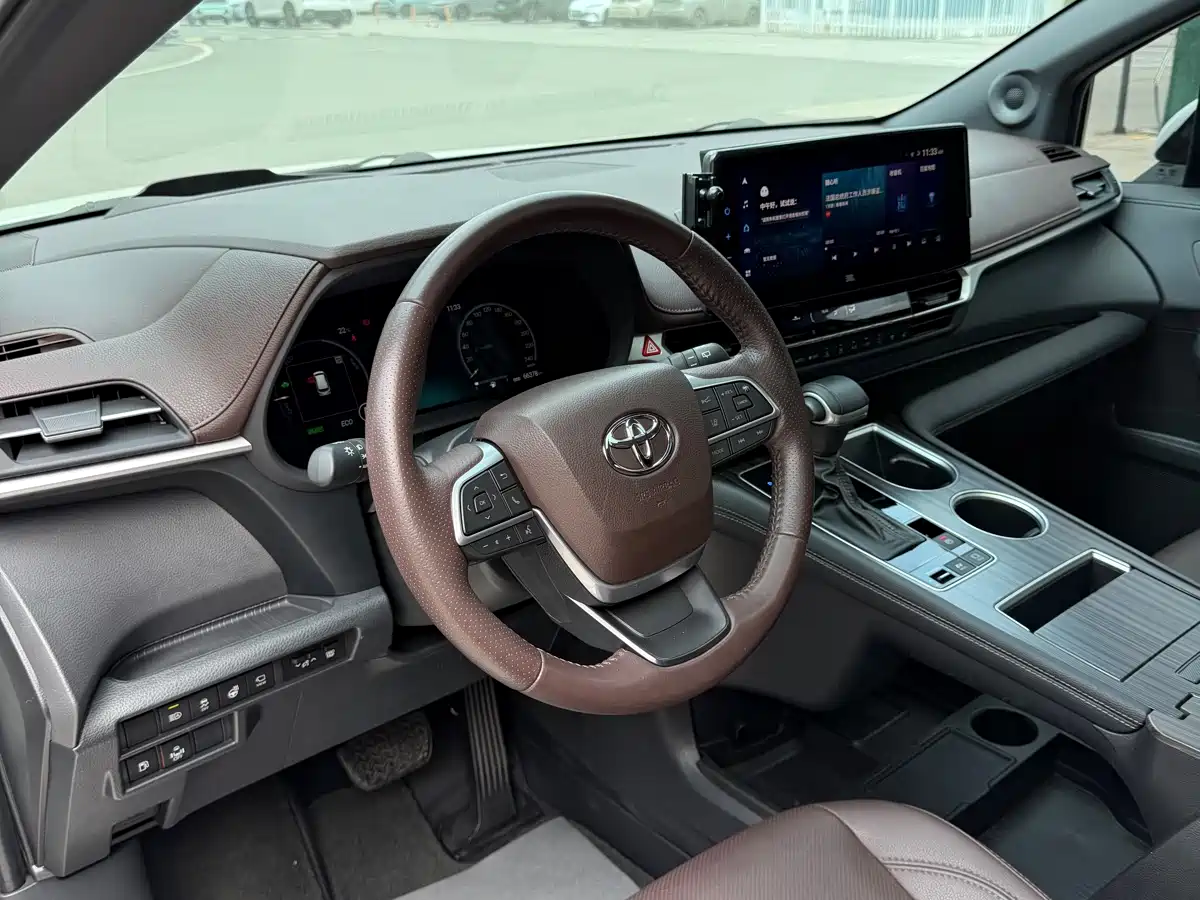 Toyota Sienna 2023 2.5L Hybrid Platinum Edition фото 7