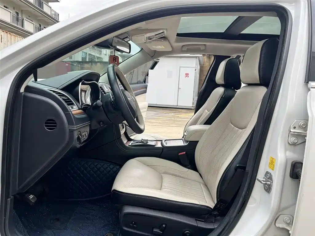 Chrysler 300C (Import) 2016 3.0L Beyond Edition фото 12