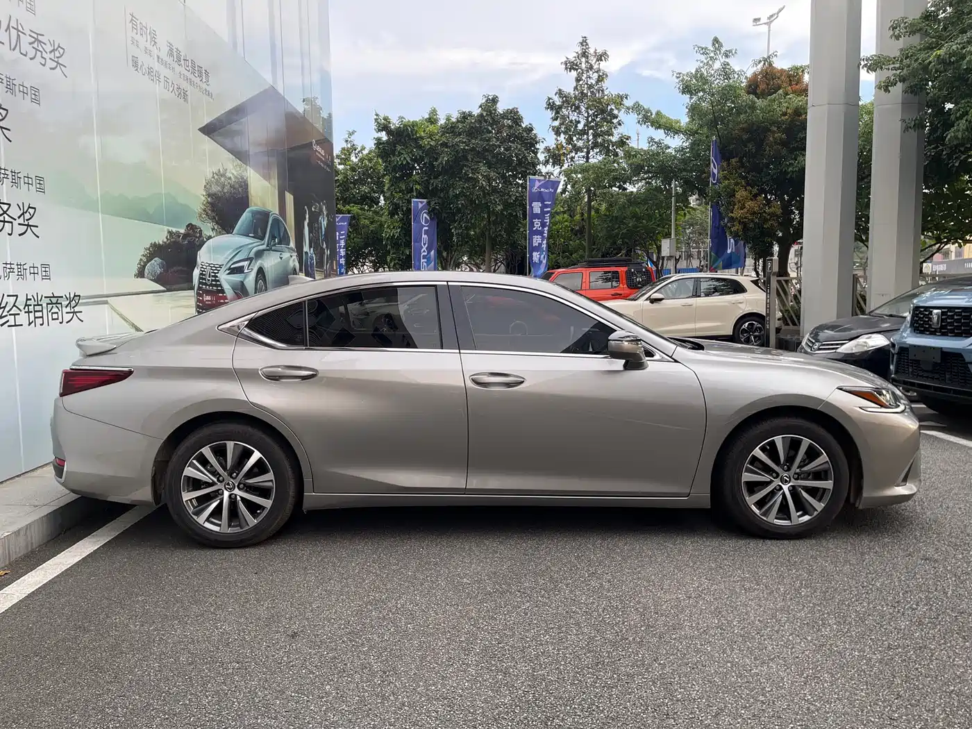 Lexus ES 2018 300h Excellence Edition China V фото 14
