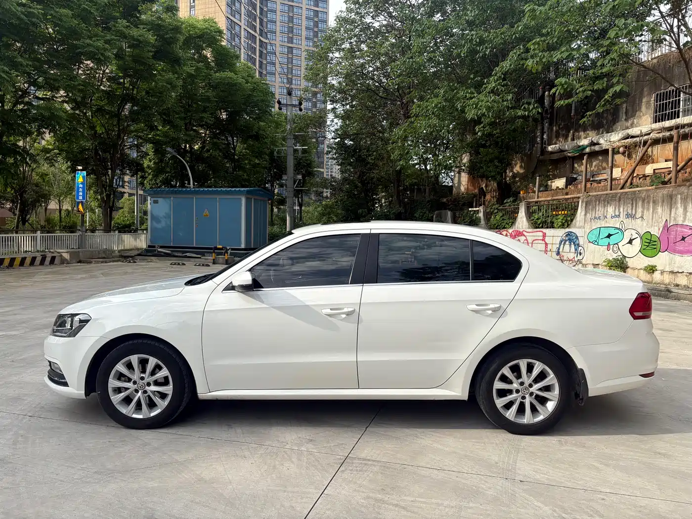 Volkswagen Lavida 2015 1.6L Automatic Luxury Edition фото 4