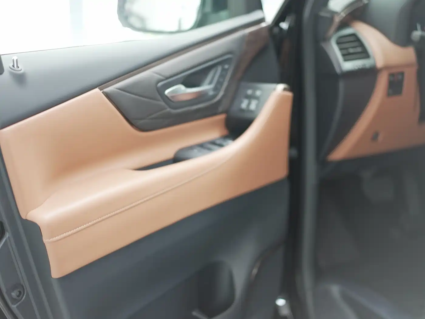 Toyota Alphard 2024 Hybrid 2.5L Ultimate Enjoyment Edition фото 6
