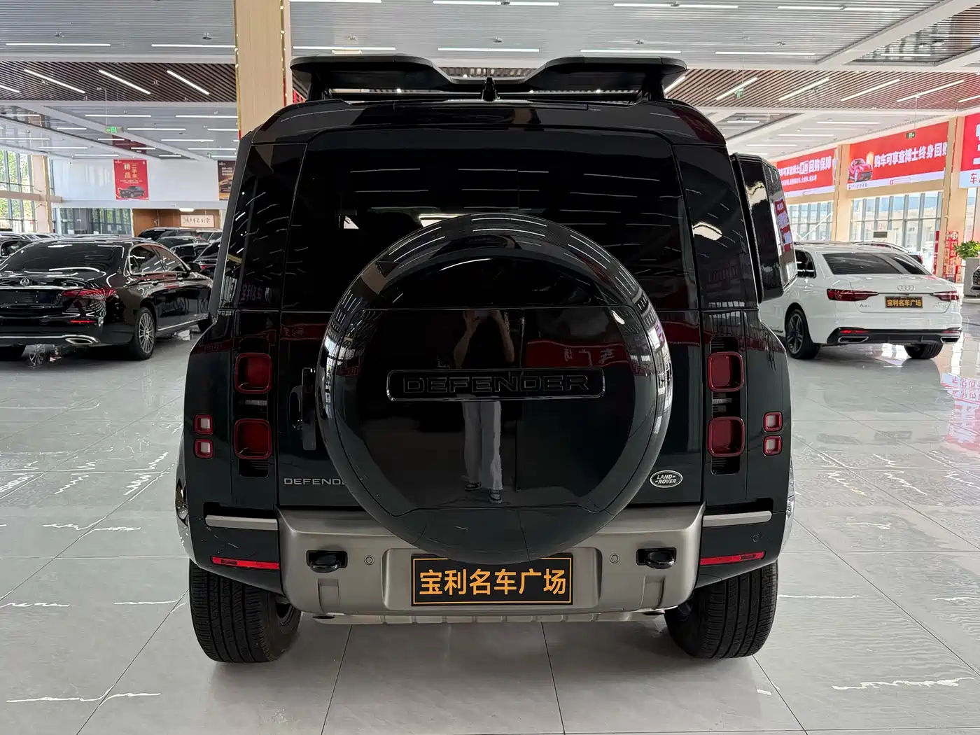 Land Rover Defender 2025 110 3.0T P400 -Dynamic HSE фото 6