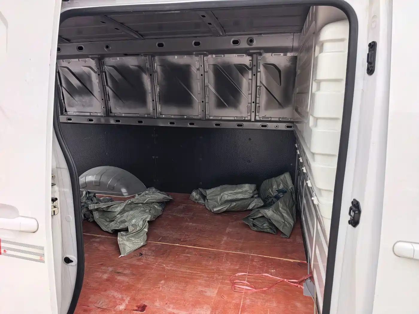 Wuling Motors Wuling Yangguang 2026 2026 Model 300km Window-Sealed Comfort Version