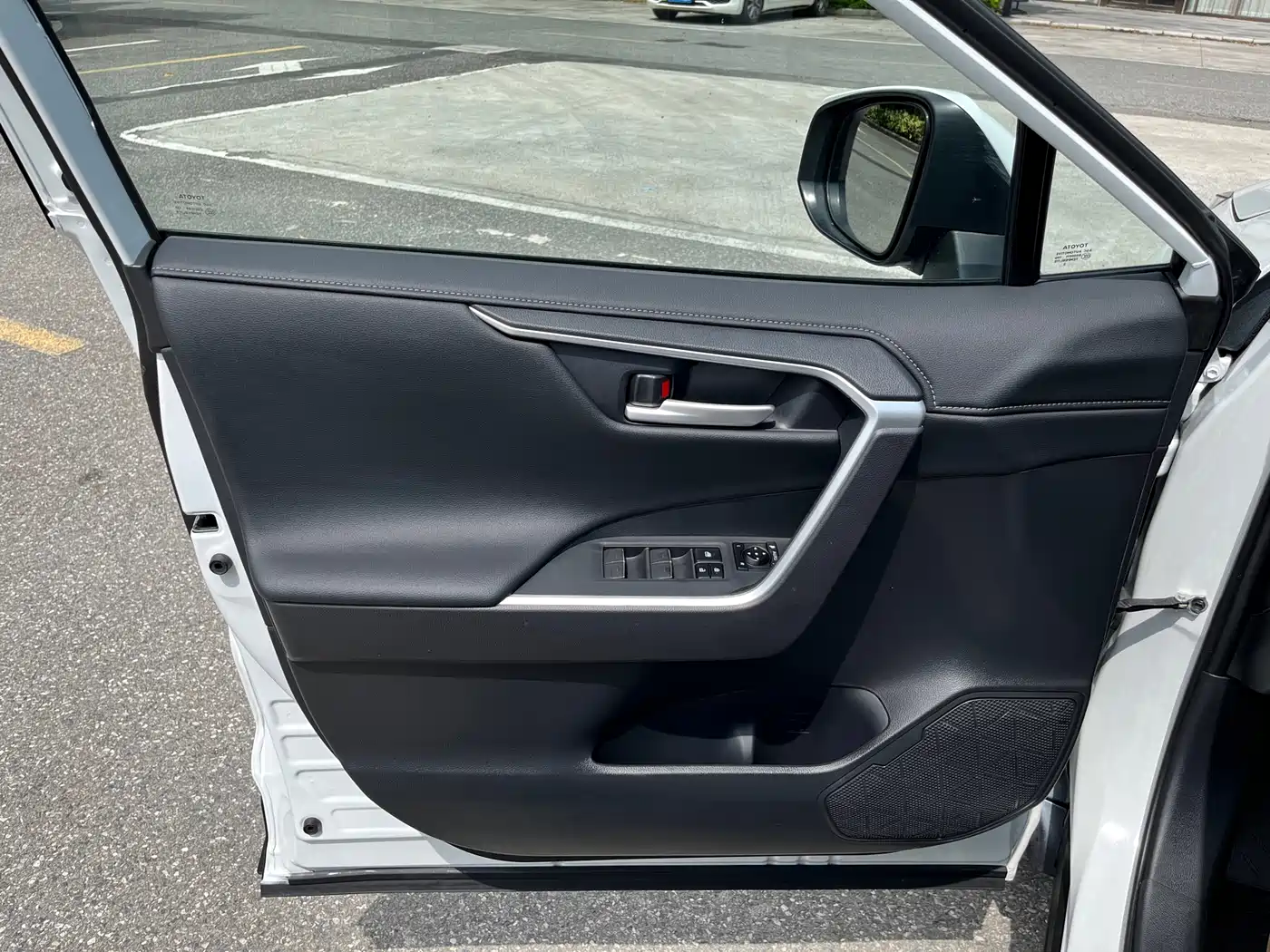 Toyota Wildlander 2023 Hybrid 2.5L E-CVT AWD Premium Edition фото 8