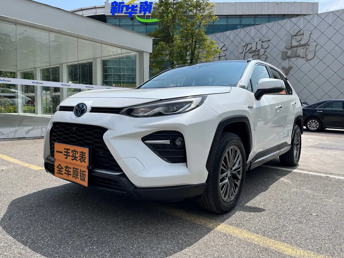 Toyota Wildlander 2023 Hybrid 2.5L E-CVT AWD Premium Edition фото 2