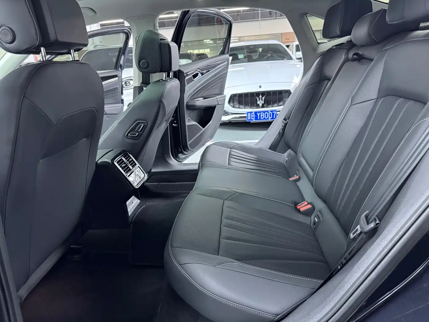 Volkswagen Passat 2024 380TSI Starlight Dragon Soaring Edition фото 15