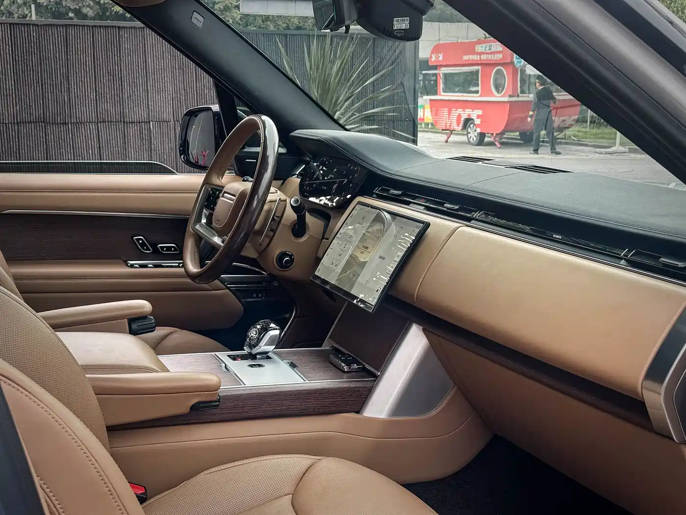 Land Rover Range Rover 2024 3.0 L6 400PS Golden Age Extended 7-Seater фото 8