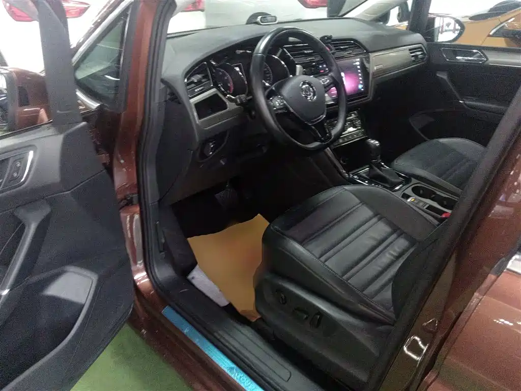 Volkswagen Touran 2016 Touran L 330TSI DSG Luxury фото 16
