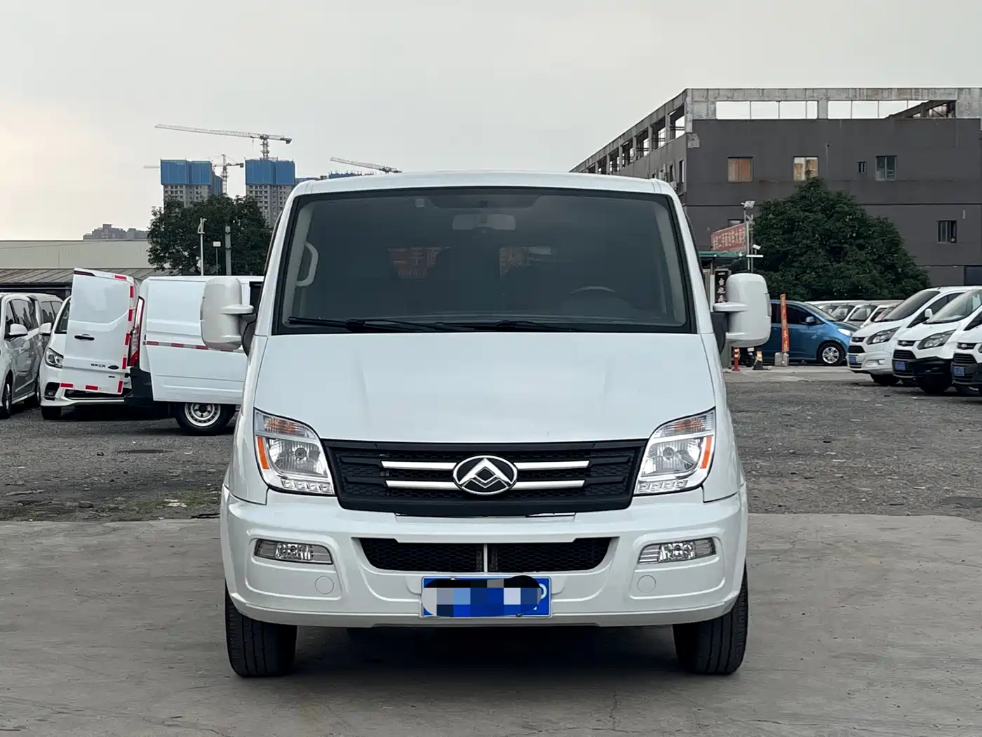 SAIC Maxus Xintu V80 2023 2.0T PLUS Manual Urban Edition Short Wheelbase Ultra-low Roof 7/8/9-seater фото 2