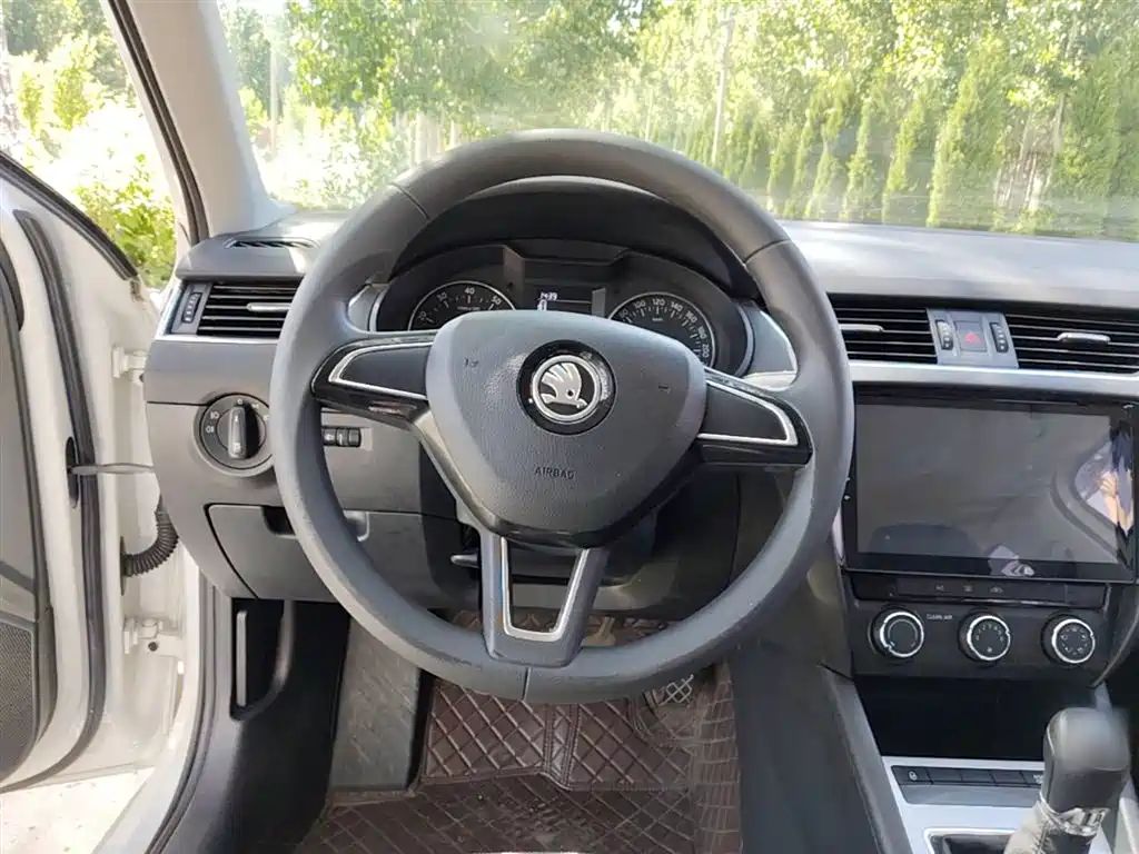 Škoda Octavia 2017 1.6L Manual ChuangXing фото 11