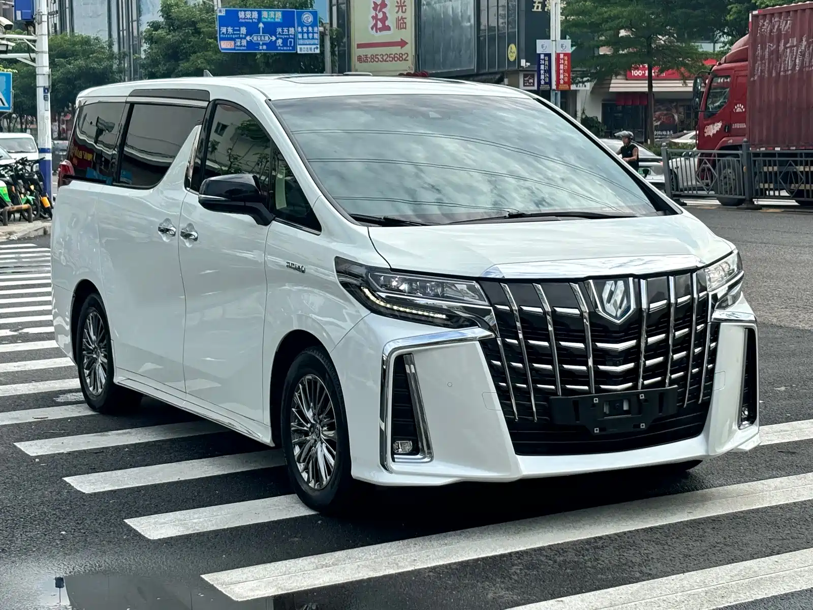 Фото 4 - Toyota Alphard