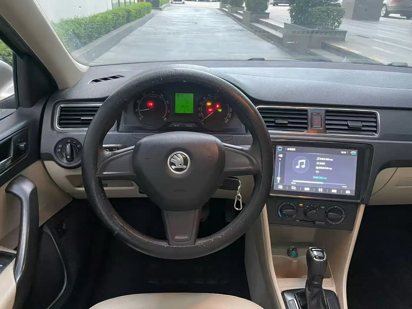 Škoda Rapid 2015 1.6L Automatic Smart Selection фото 6