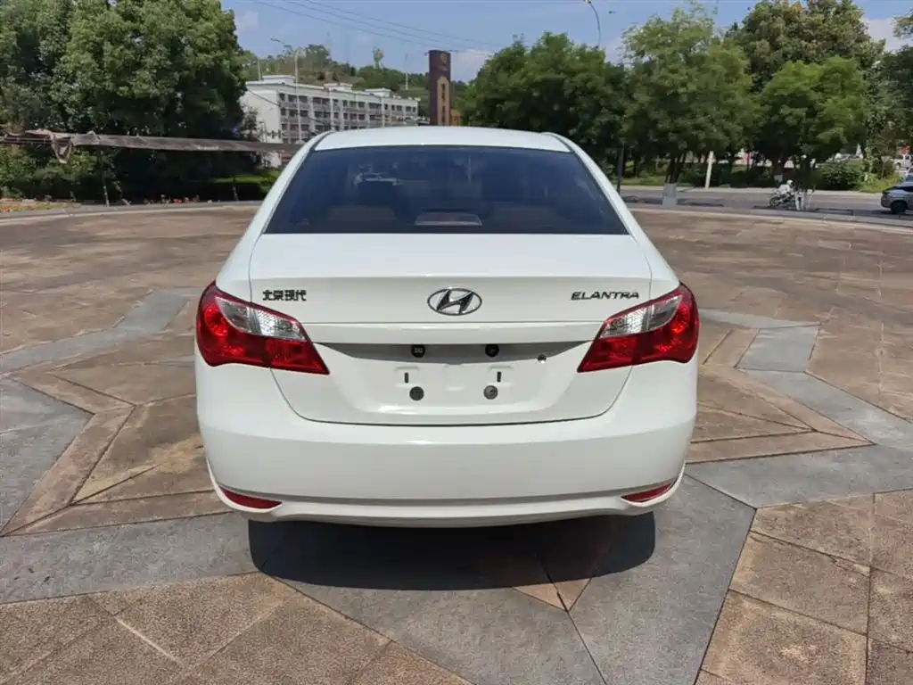 Hyundai Elantra 2016 1.6L Manual Family Joy Sunroof Edition фото 6