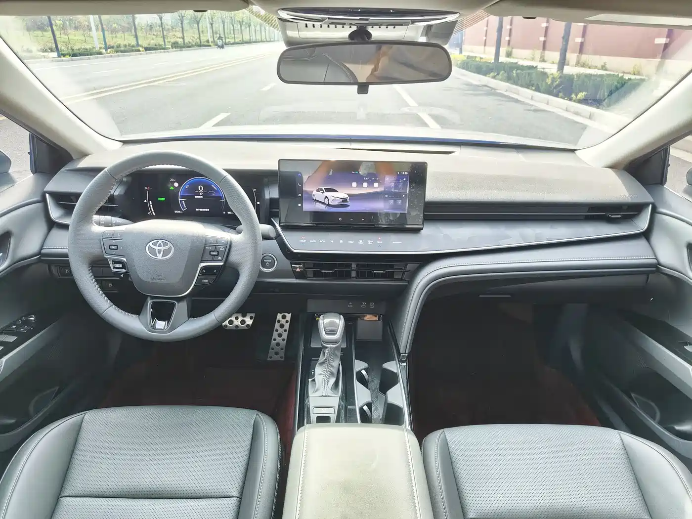 Toyota Camry 2026 Hybrid 2.0HSE Sport Lite Edition фото 8