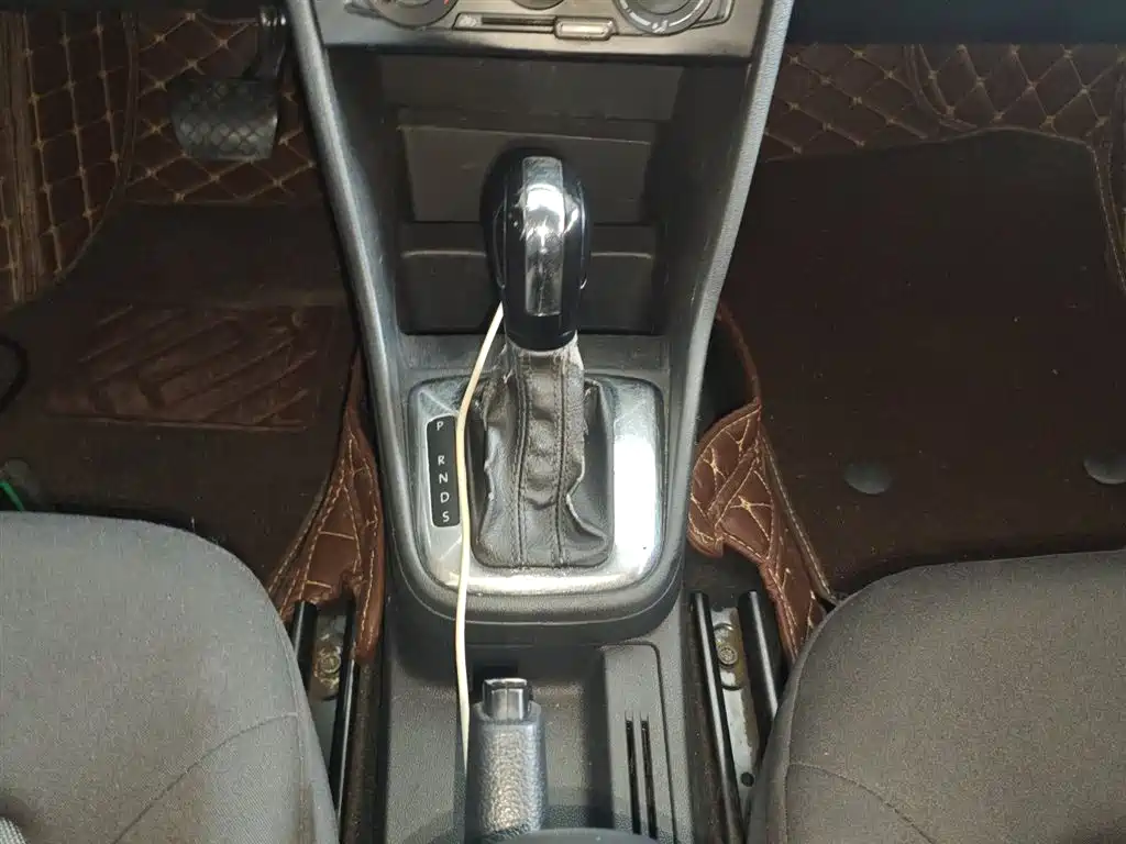 Volkswagen Jetta 2013 1.6L Automatic Fashion фото 14