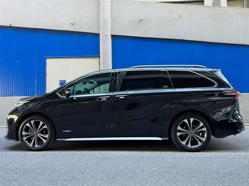 Toyota Granvia 2023 2.5L Hybrid VIP Edition фото 3