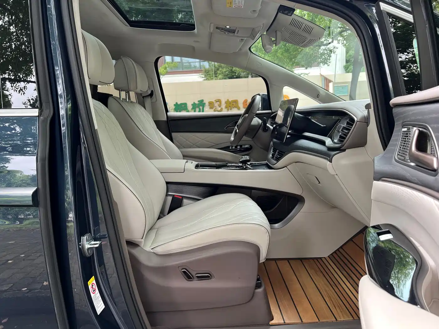 Denza D9 2022 DM-i 970 AWD Flagship фото 10