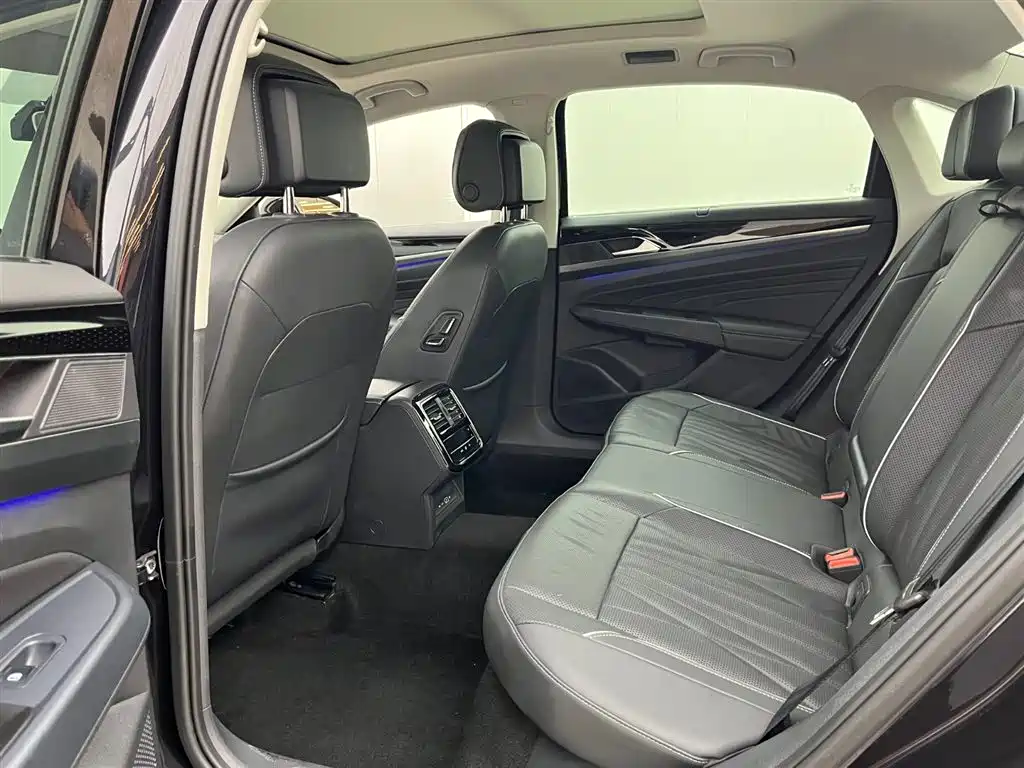 Volkswagen Passat 2022 330TSI Starlight Luxury Edition фото 7