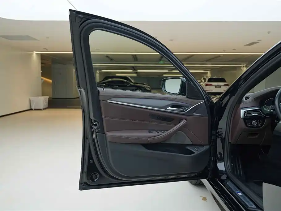 BMW 5 Series 2023 530Li Leading M Sport Package фото 16