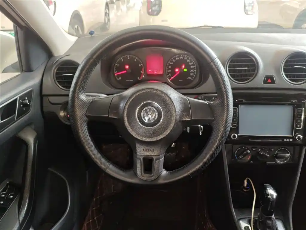 Volkswagen Jetta 2013 1.6L Automatic Fashion фото 11