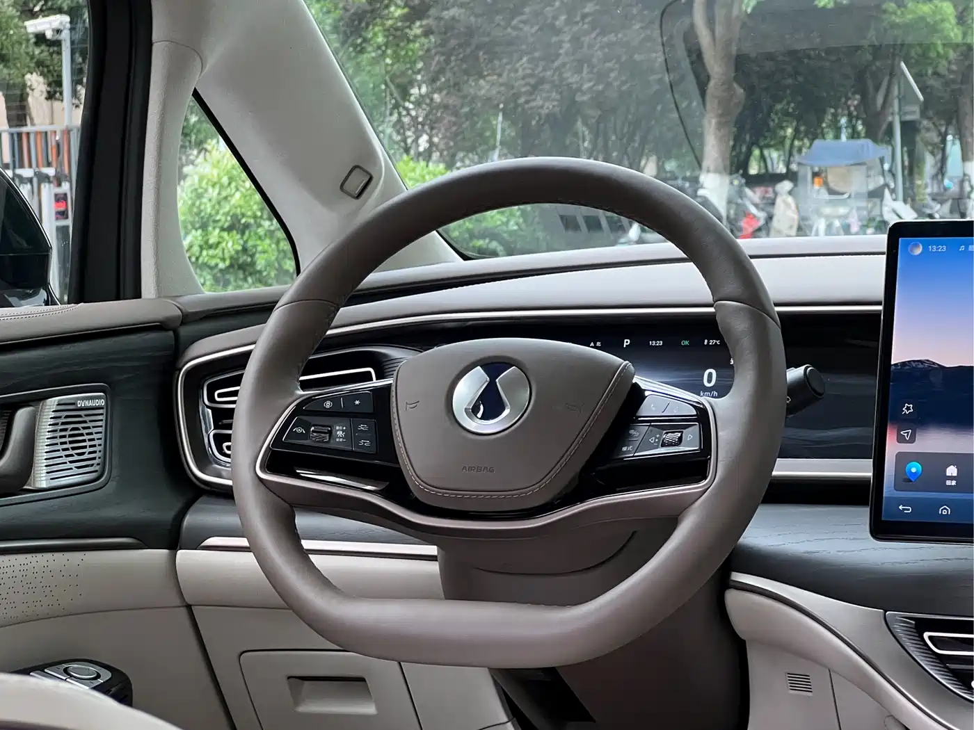 Denza D9 2022 DM-i 970 AWD Flagship фото 17
