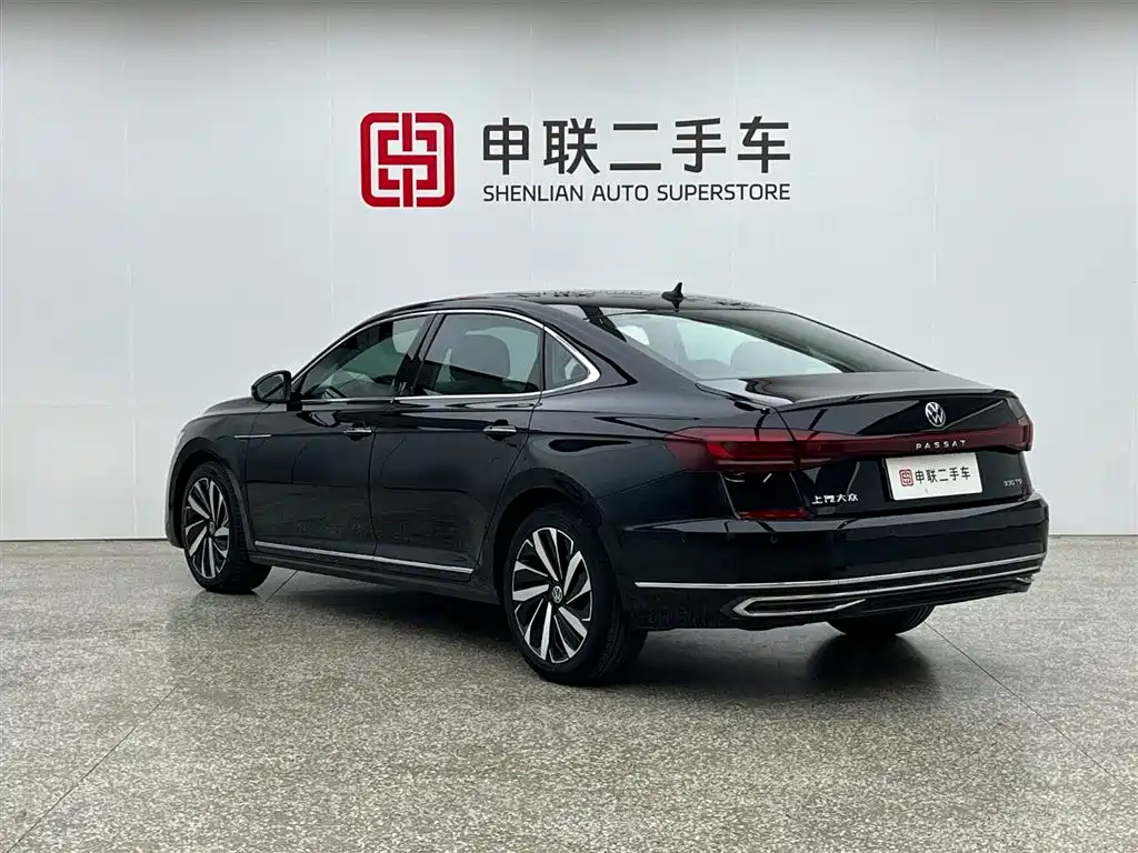 Volkswagen Passat 2022 330TSI Starlight Luxury Edition фото 4