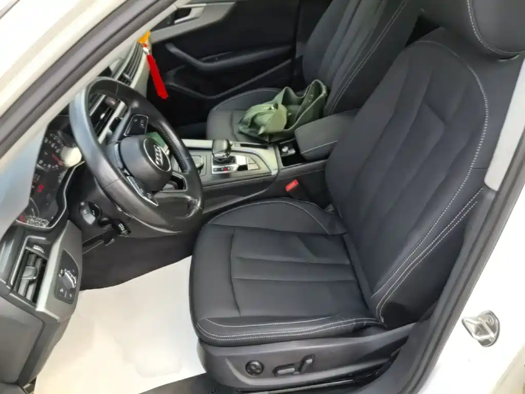 Photo 15 - Audi A4L