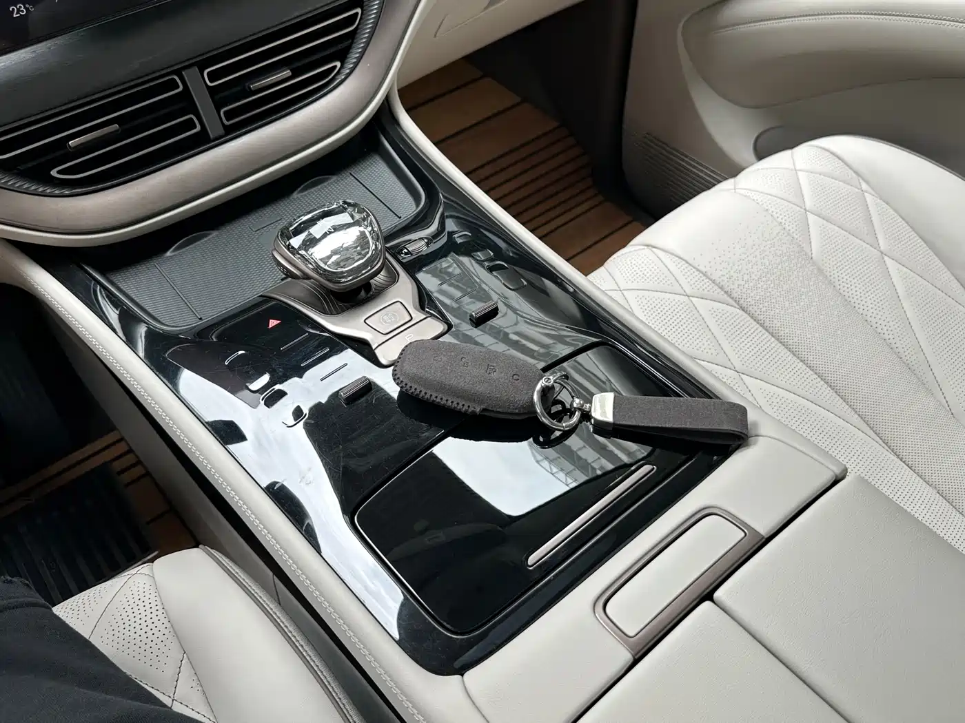Denza D9 2022 DM-i 970 AWD Flagship фото 26