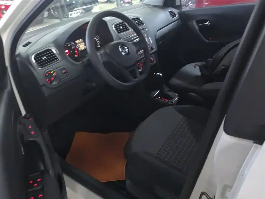 Volkswagen Polo 2014 1.6L Automatic Comfort Edition фото 11