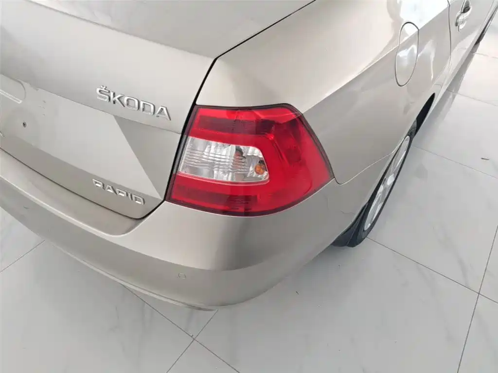 Škoda Rapid 2015 1.6L Automatic Smart Selection фото 8