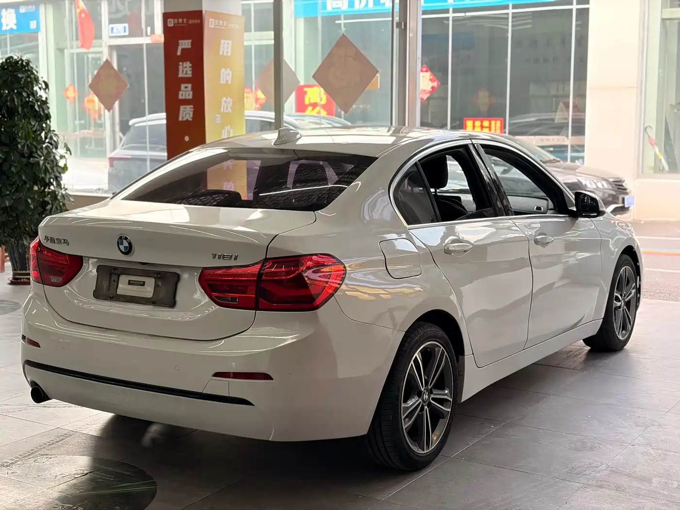 BMW 1 Series 2018 Facelift 118i Design Package фото 7