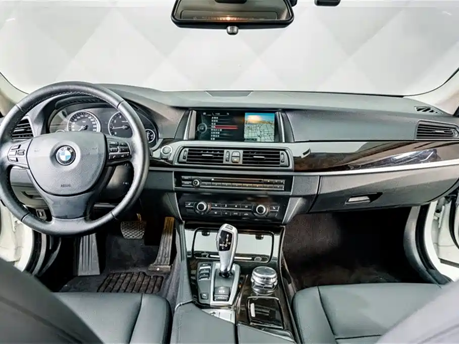 BMW 5 Series 2014 525Li Leading фото 13