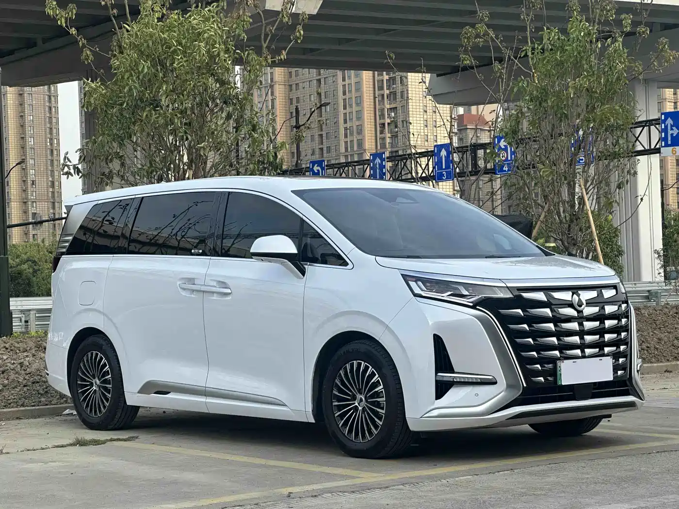 Denza D9 2024 DM-i 980 AWD Prestige фото 32