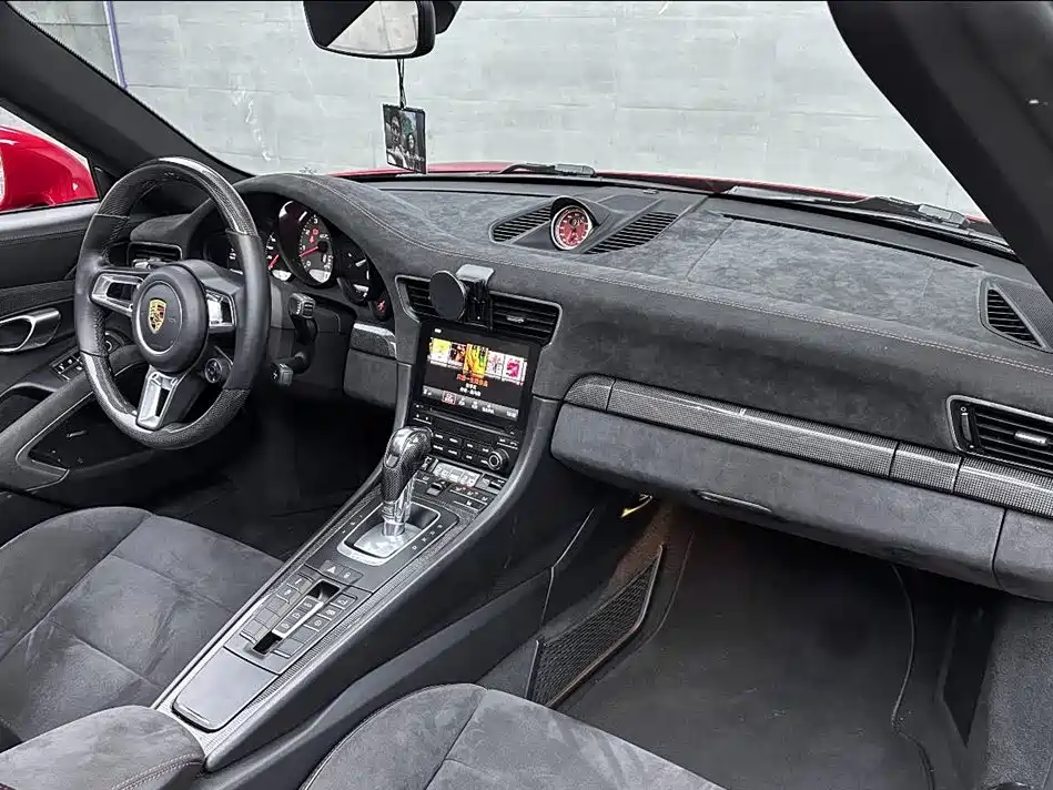 Porsche 911 2017 Carrera 4 Cabriolet GTS 3.0T фото 11
