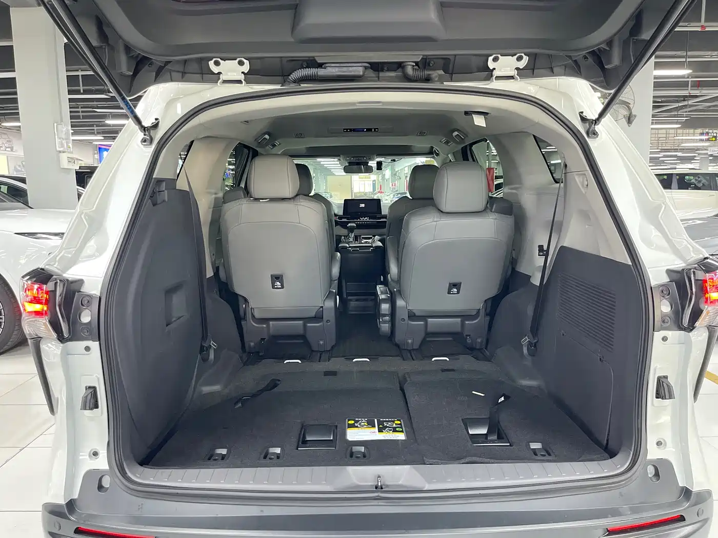 Toyota Granvia 2024 2.5L Hybrid Comfort фото 12