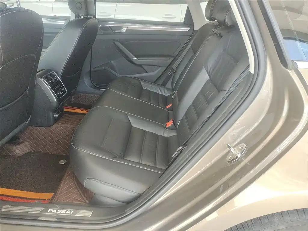 Volkswagen Passat 2017 330TSI DSG Luxury фото 17