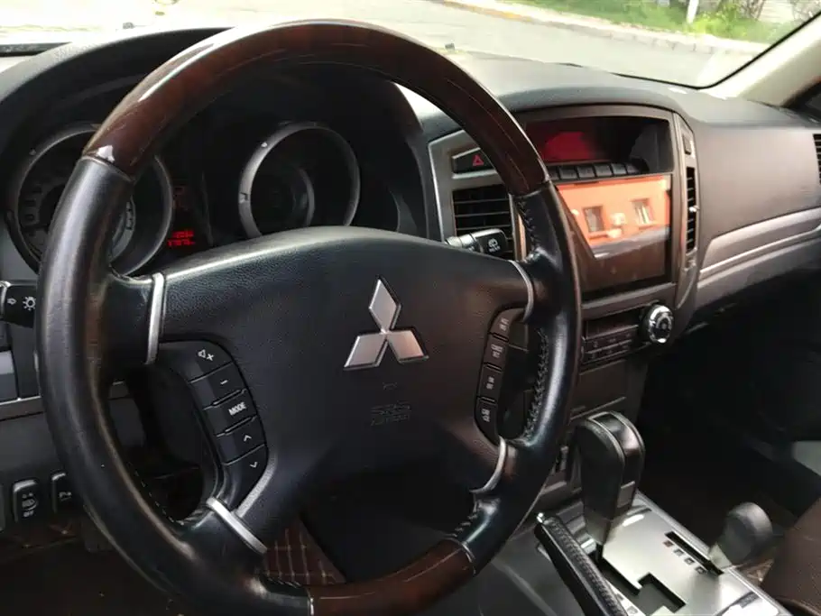 Mitsubishi Pajero (Import) 2019 3.0L Automatic Premium Edition фото 12