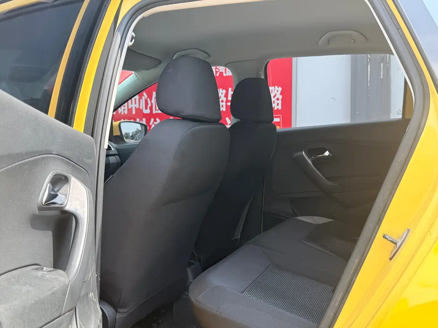 Volkswagen Polo 2011 1.6L Automatic Cool Edition фото 9